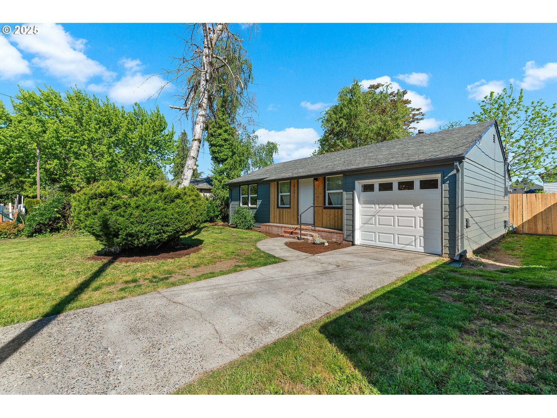 Property Photo: 2504 E 25th St WA 98661