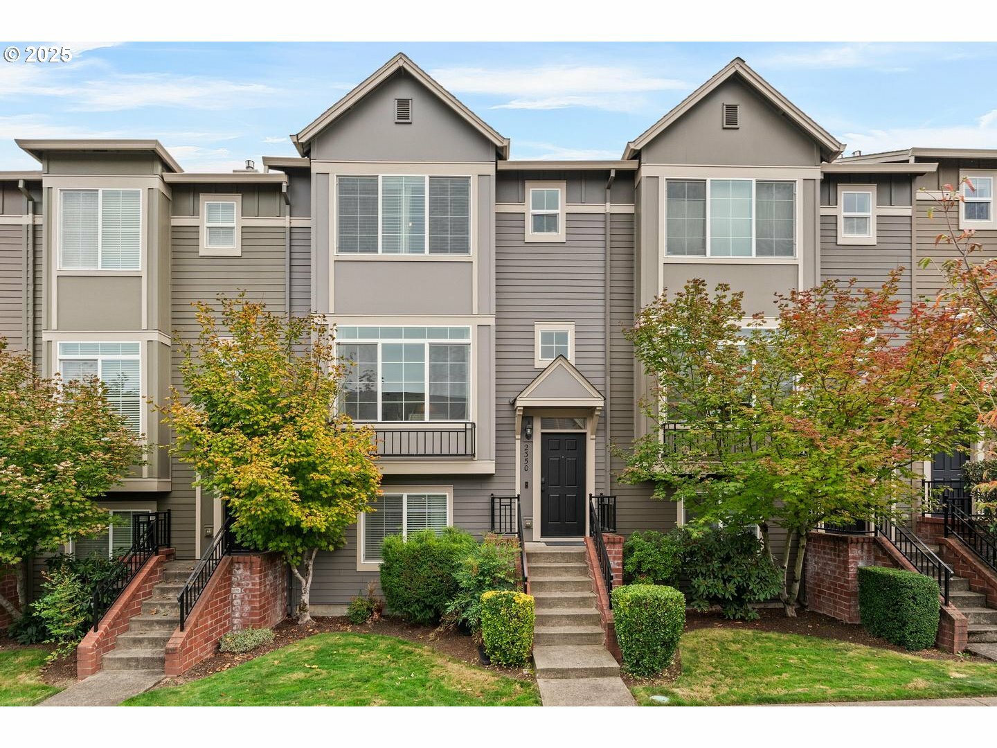 Property Photo: 2350 NW Oak Knoll Pl OR 97006