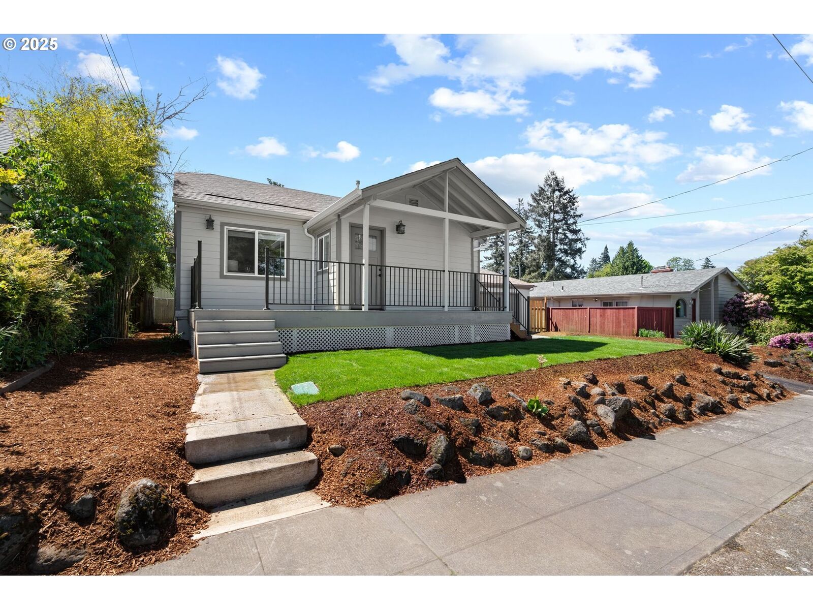 Property Photo:  5020 SE Bush St  OR 97206 