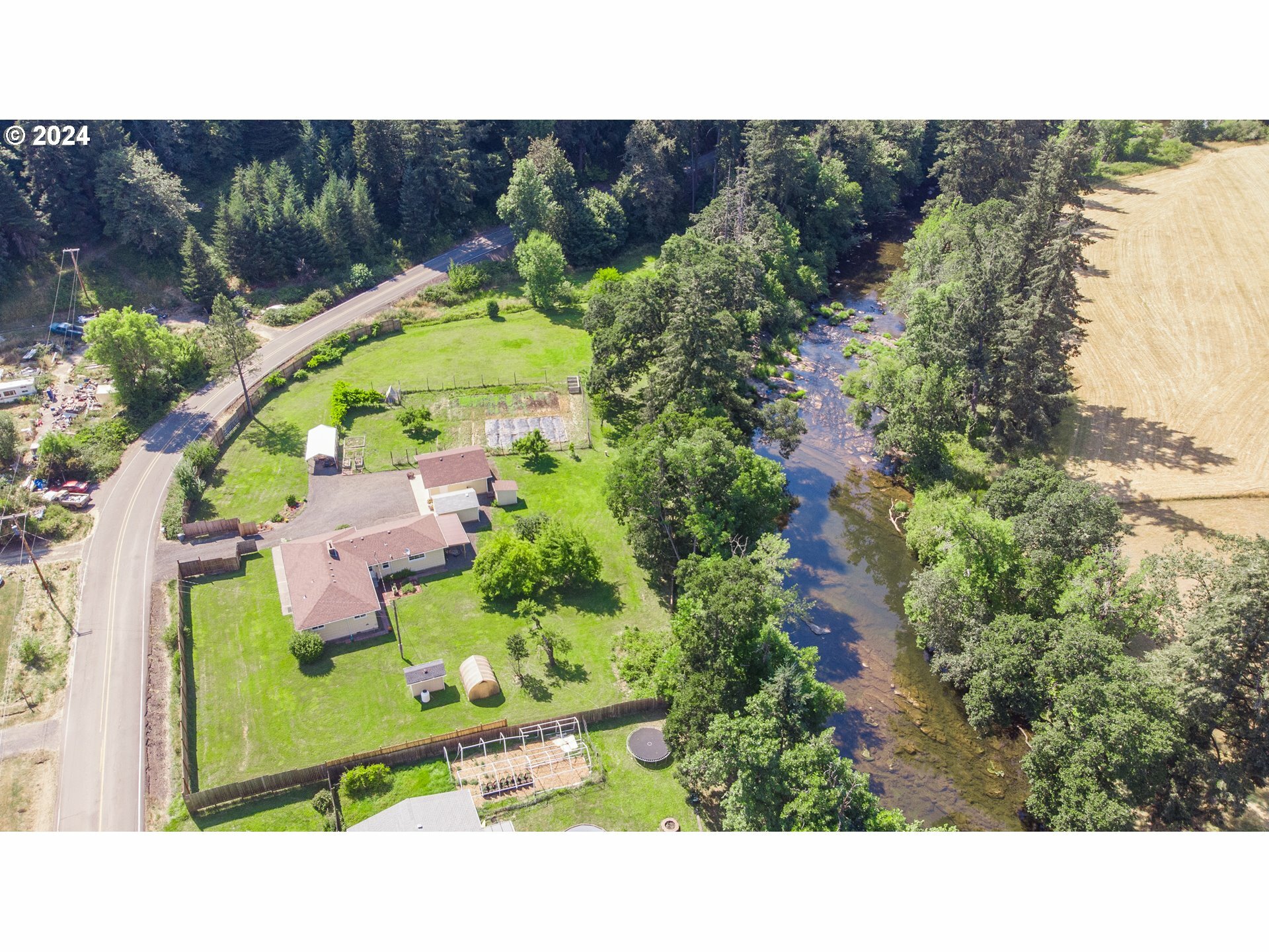Property Photo: 891 S Elk Creek Rd OR 97435
