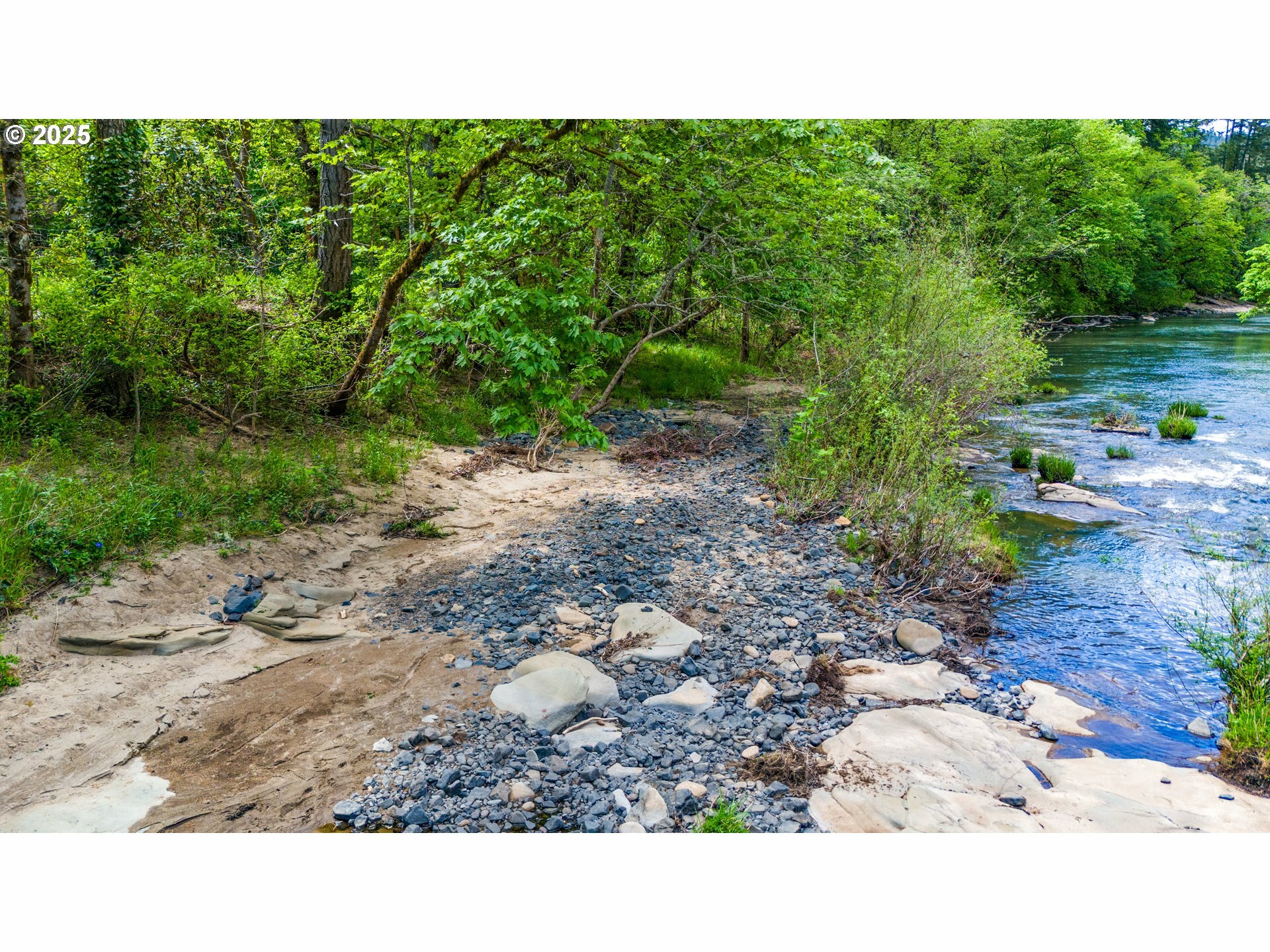 Property Photo: 891 S Elk Creek Rd OR 97435