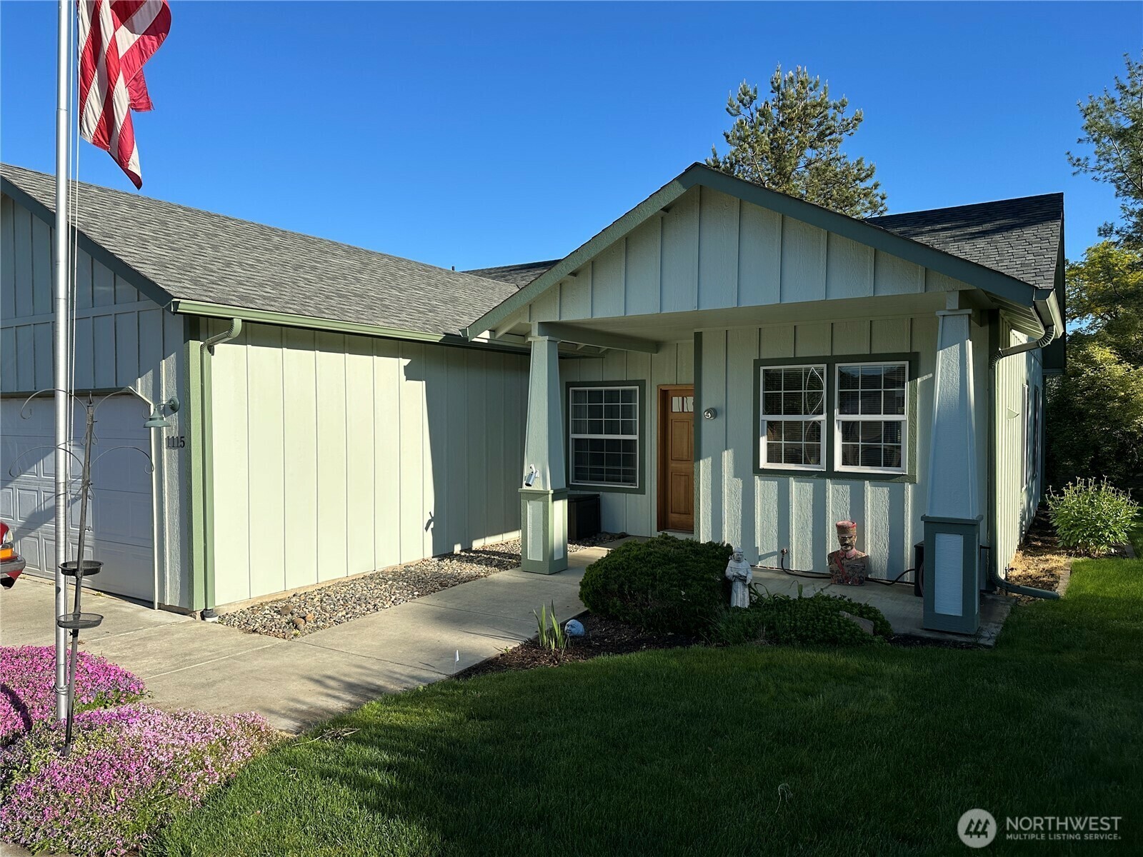 Property Photo: 1115 SE Moorbrook Court WA 99324