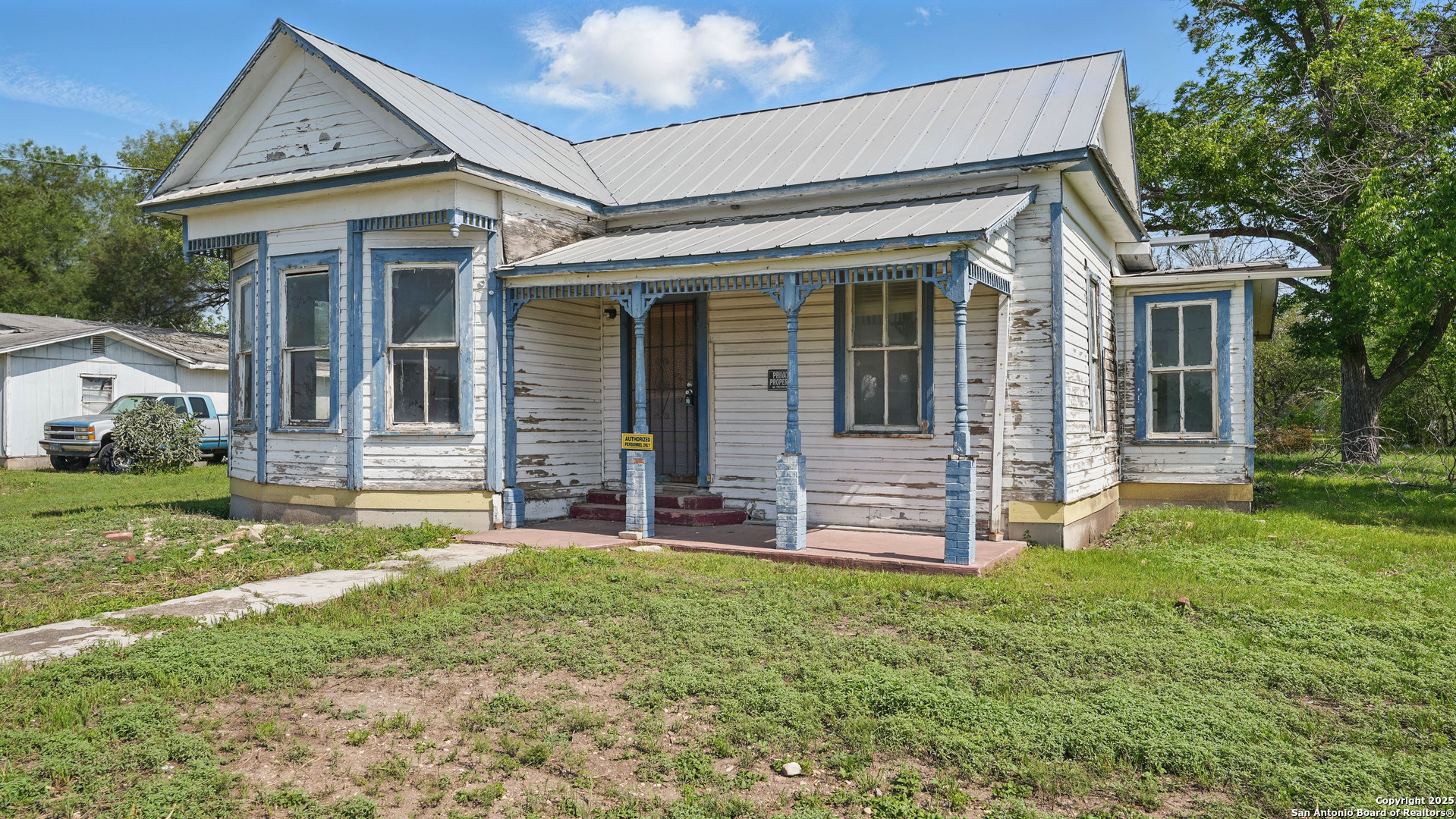 Property Photo: 316 W Seideman TX 78155