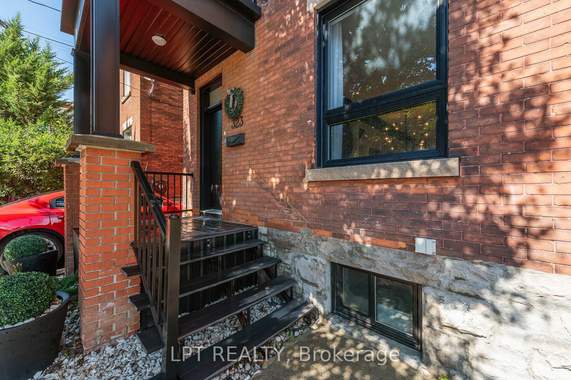 Photo de la propriété: 323 Booth Street ON K1R 7K1