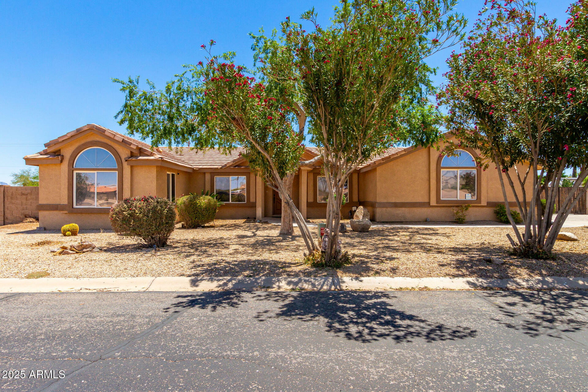 Property Photo:  975 E Lincolnwood Circle  AZ 85194 