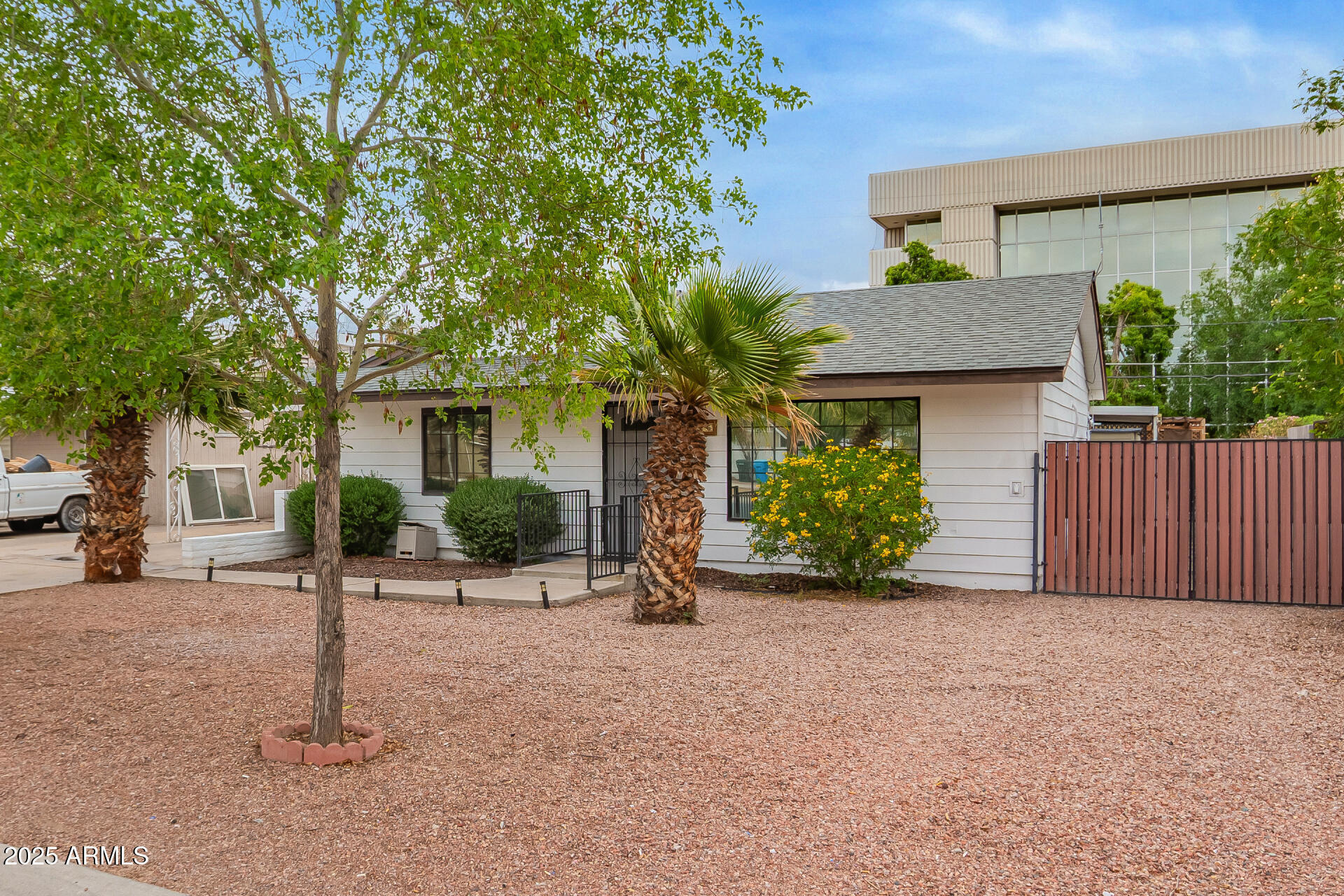 Property Photo: 5025 N 20th Avenue AZ 85015