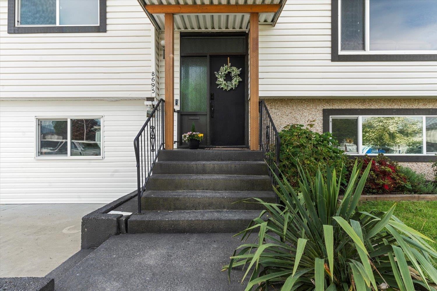 Photo de la propriété: 8695 Baker Drive BC V2P 7A3