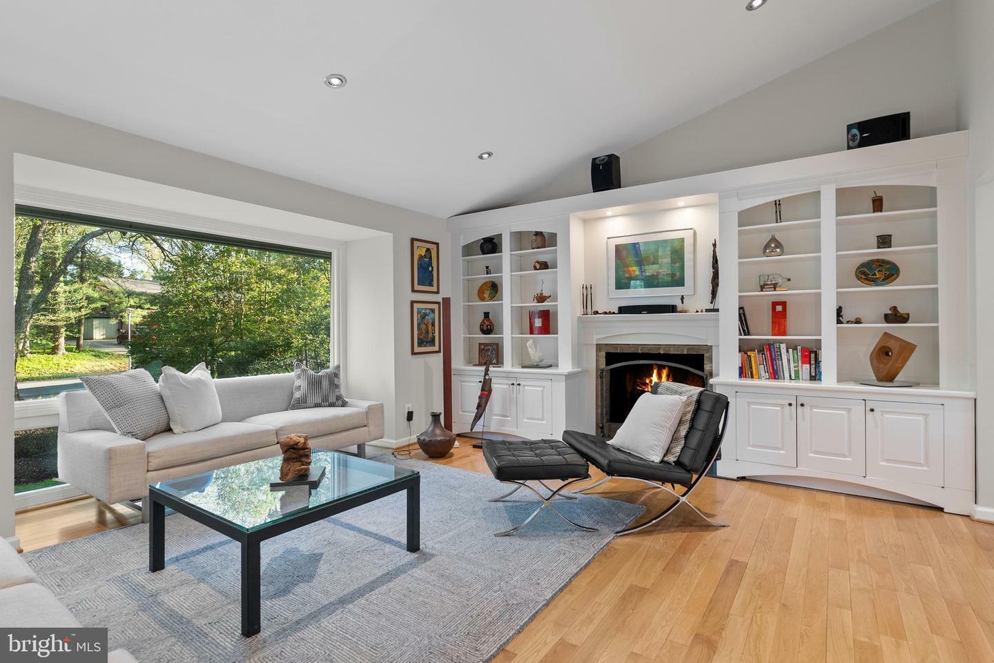 Property Photo: 9 Persimmon Court MD 20817