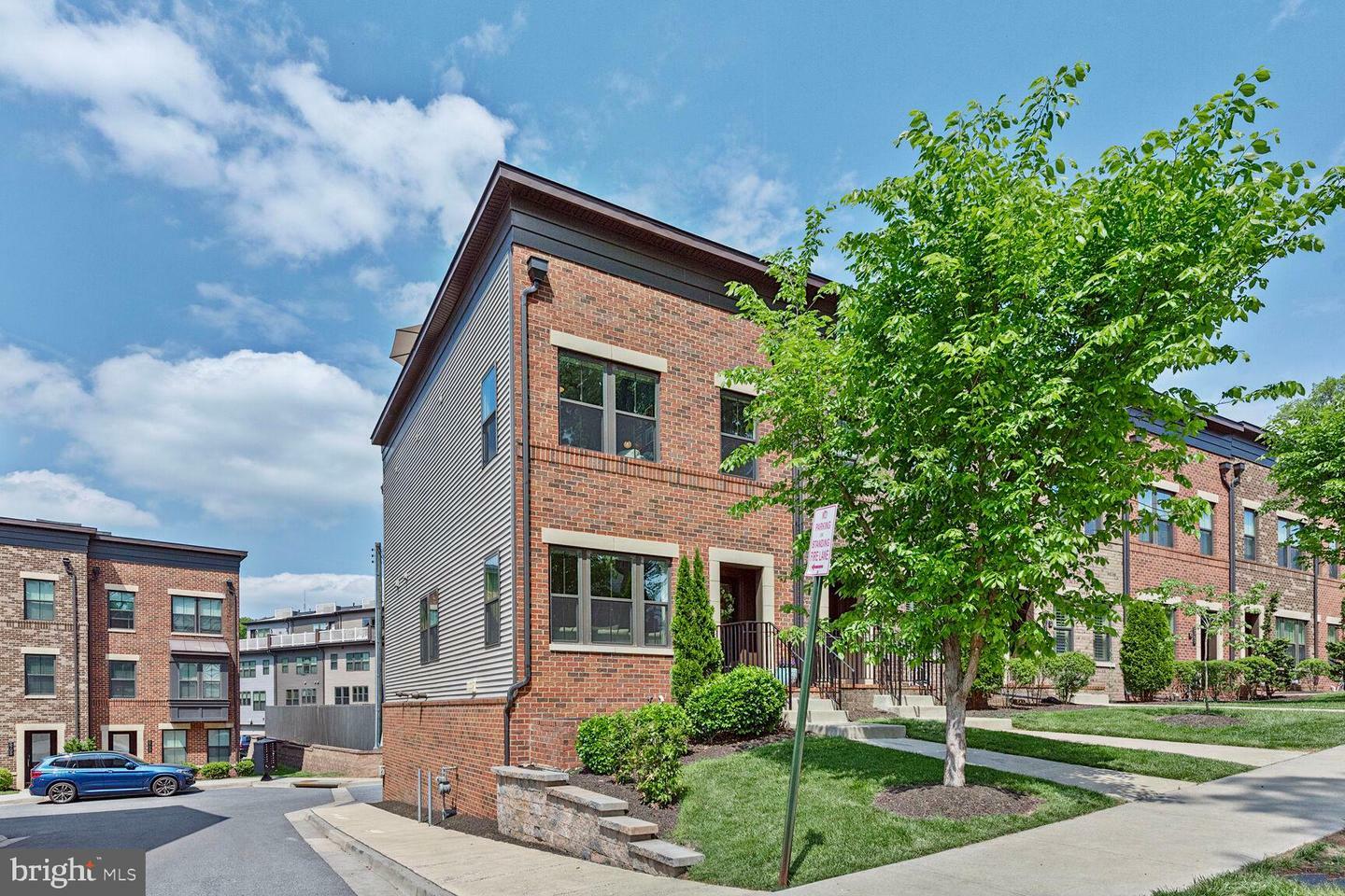 Property Photo: 5701 11th Street N 7 VA 22205