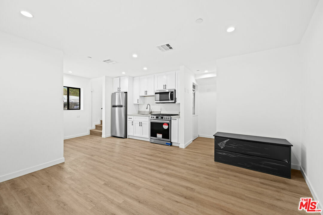 Property Photo: 1417 Crestview Ct CA 90024