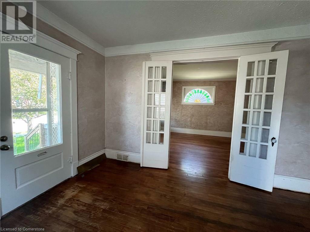 Property Photo:  136 Catharine Street  ON L3K 4K4 