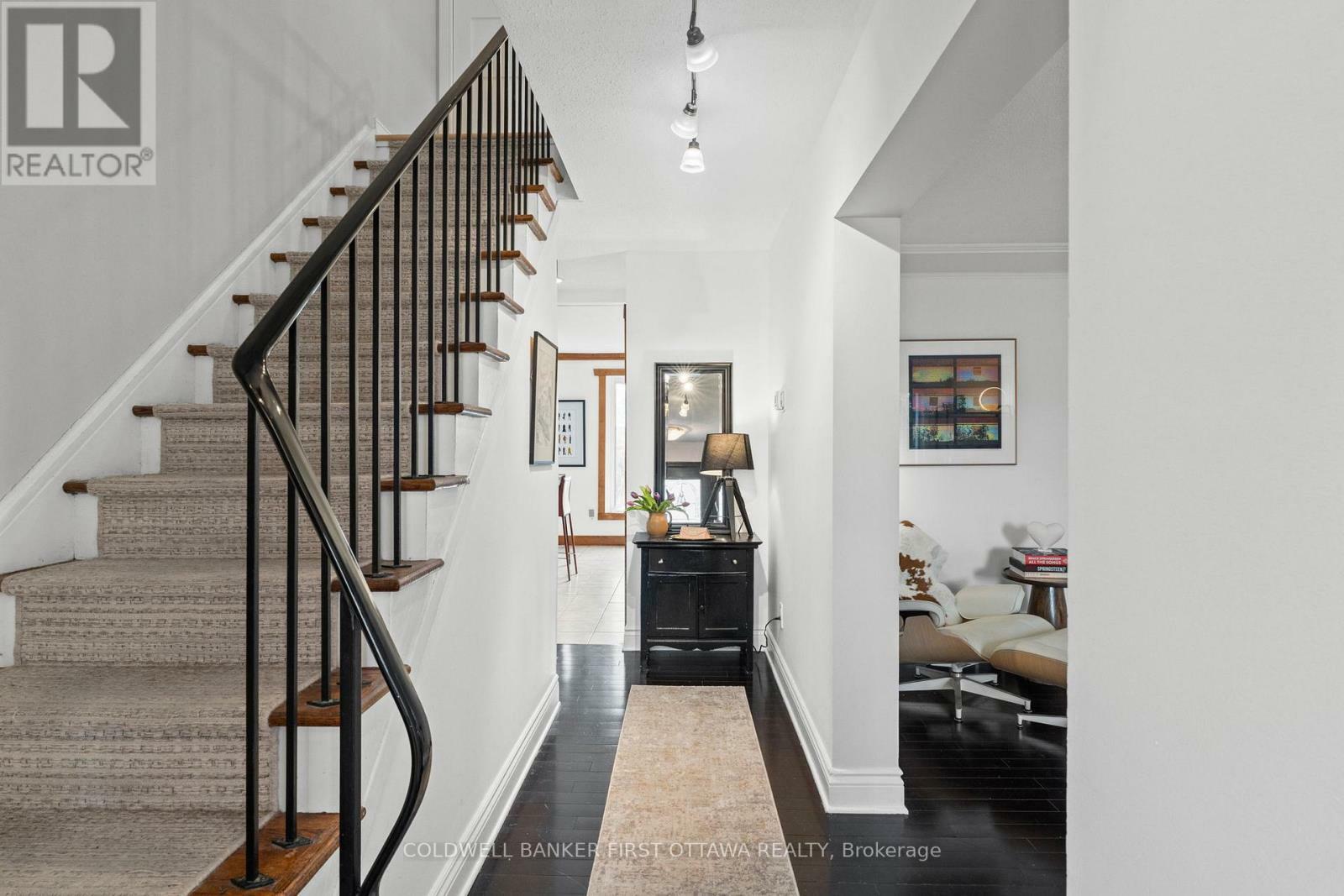 Property Photo:  823 Eastvale Drive  ON K1J 6Z9 