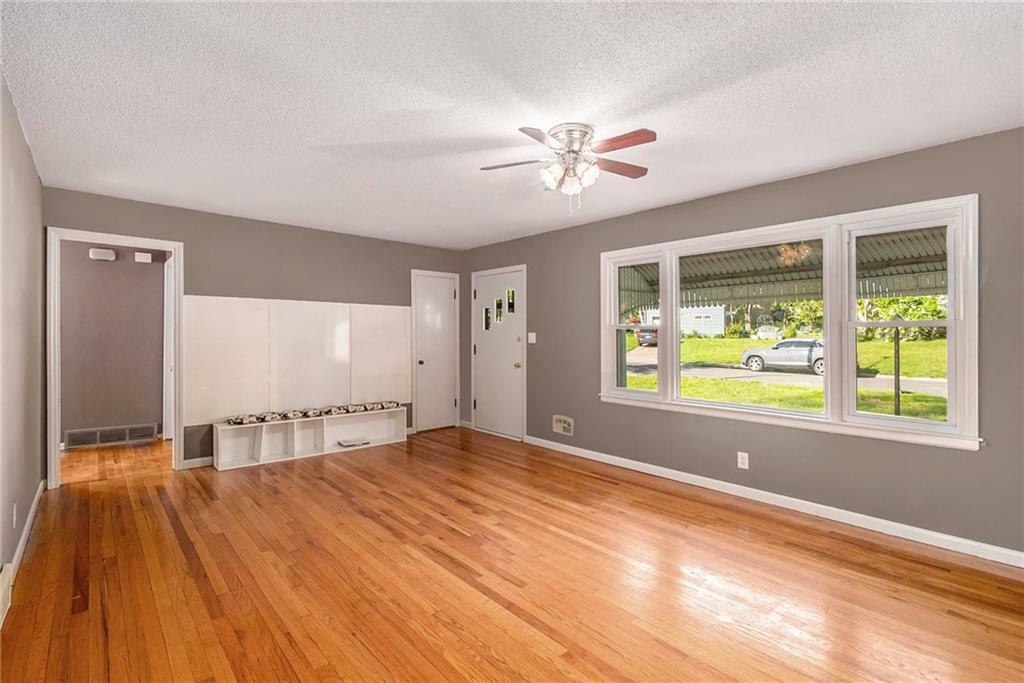 Property Photo: 8525 Sleepy Hollow Road MO 64114