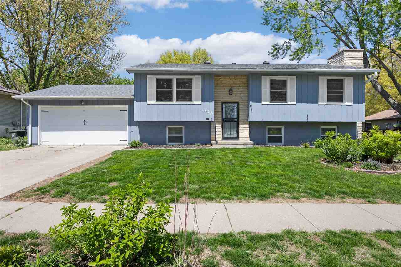 Property Photo: 1922 Grantwood Dr IA 52240