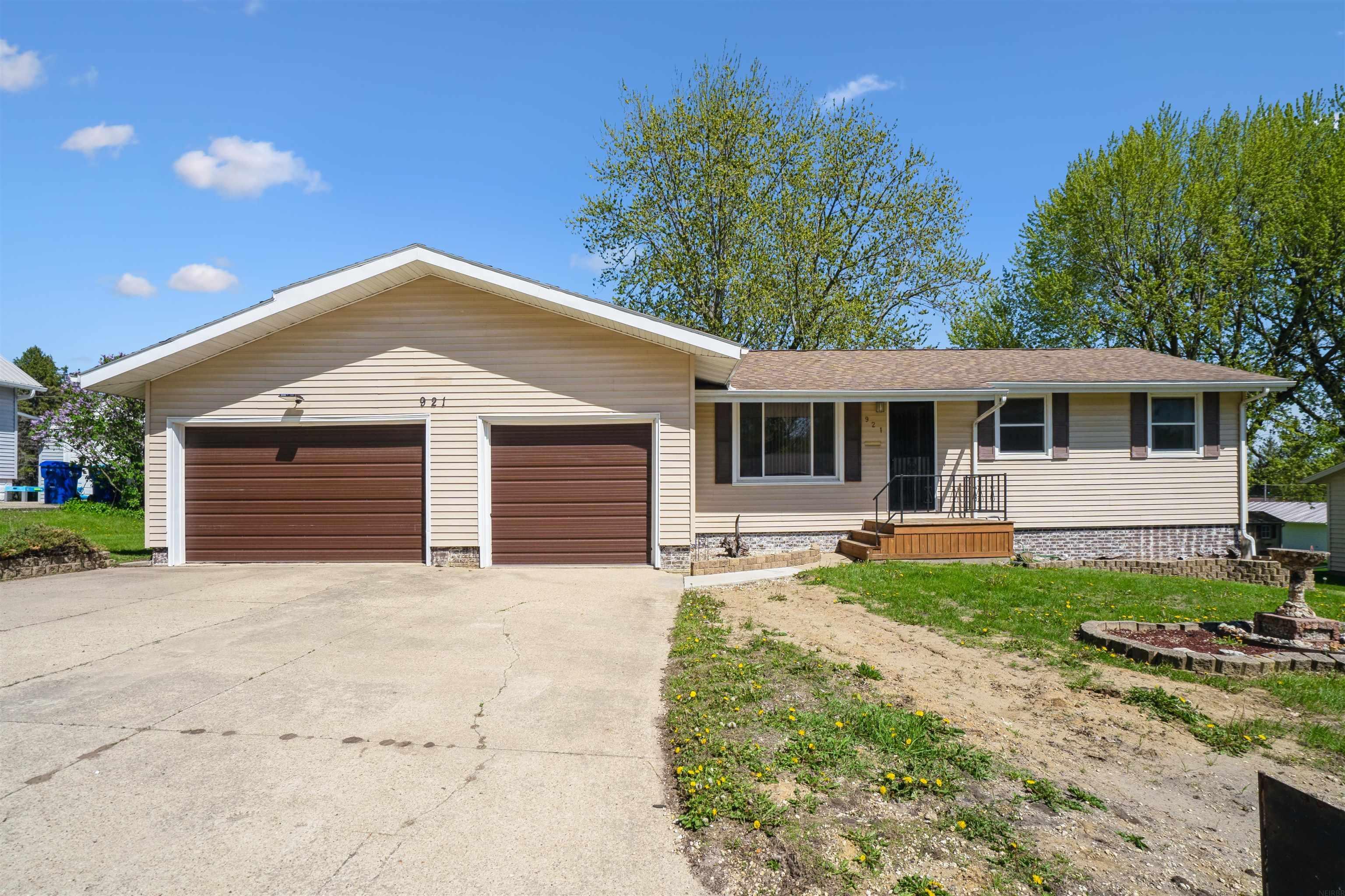 921 3rd Ave NE  Oelwein IA 50662 photo