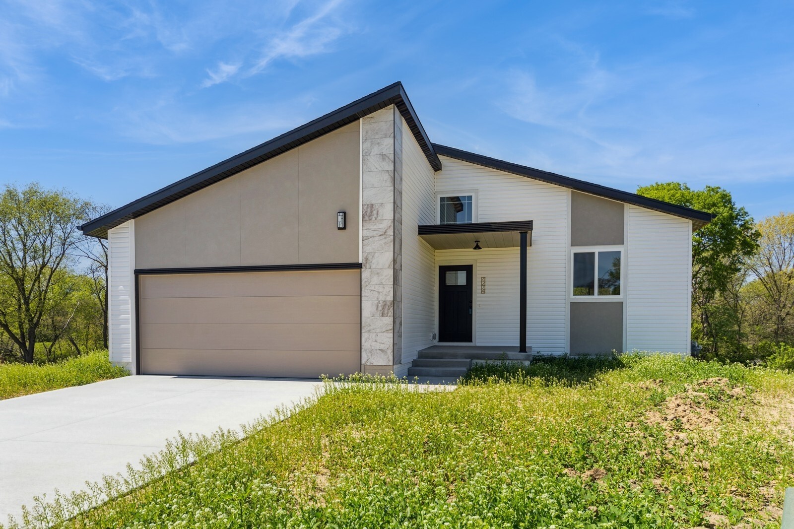 4274 Grover Woods Lane  Des Moines IA 50317 photo