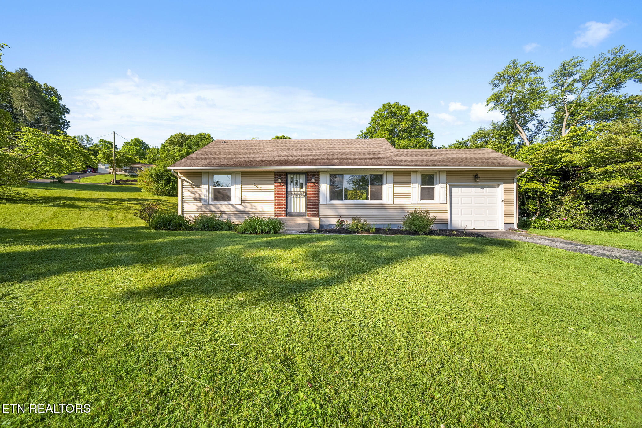 Property Photo: 908 Glenoaks Drive TN 37918
