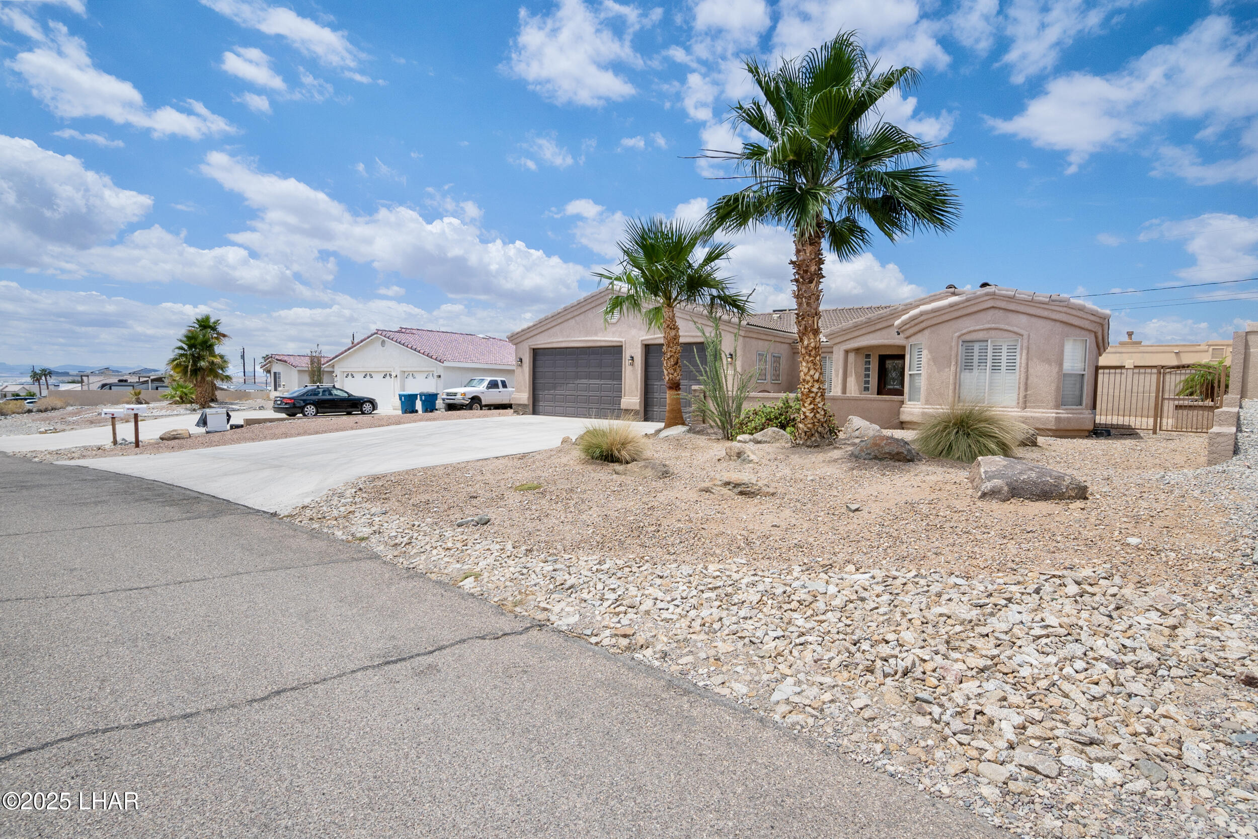 Property Photo: 1681 Cardinal Dr AZ 86403