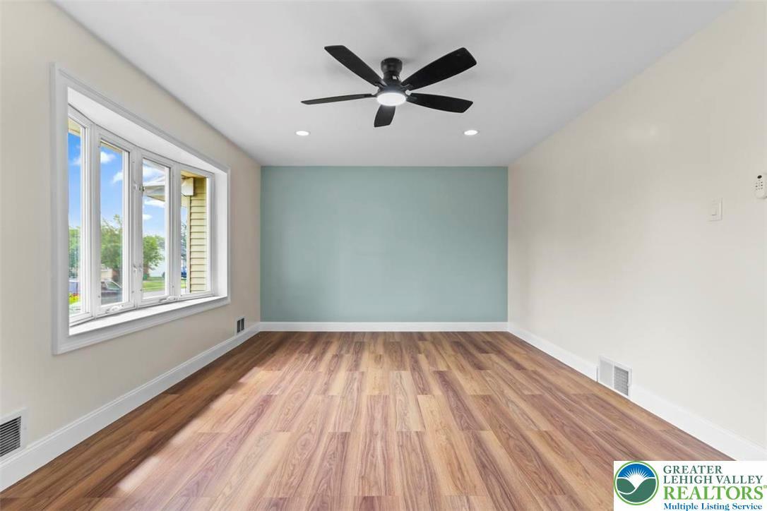 Property Photo: 1903 Stonington Road PA 18018
