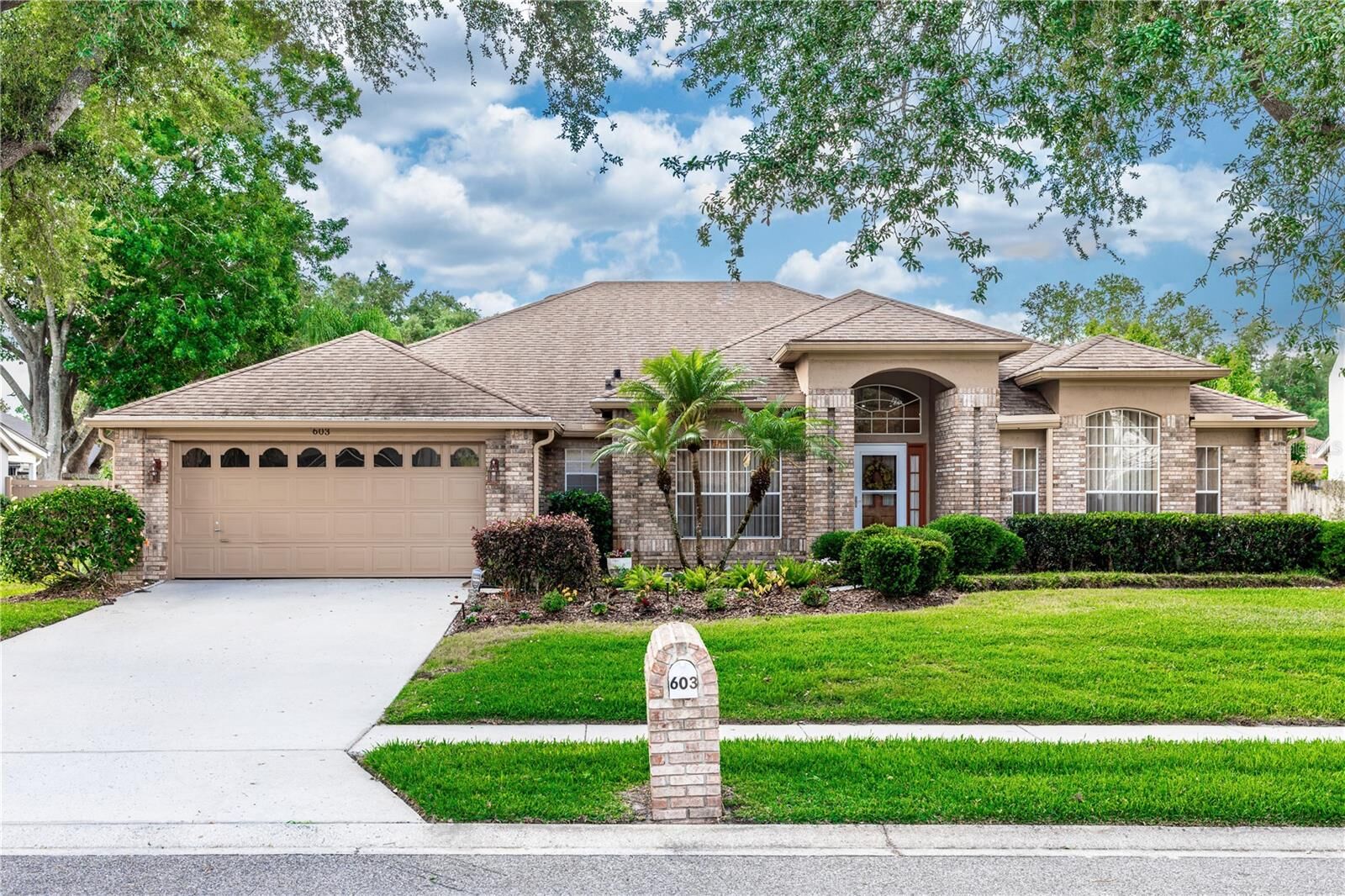 Property Photo: 603 Yorkshire Drive FL 32765