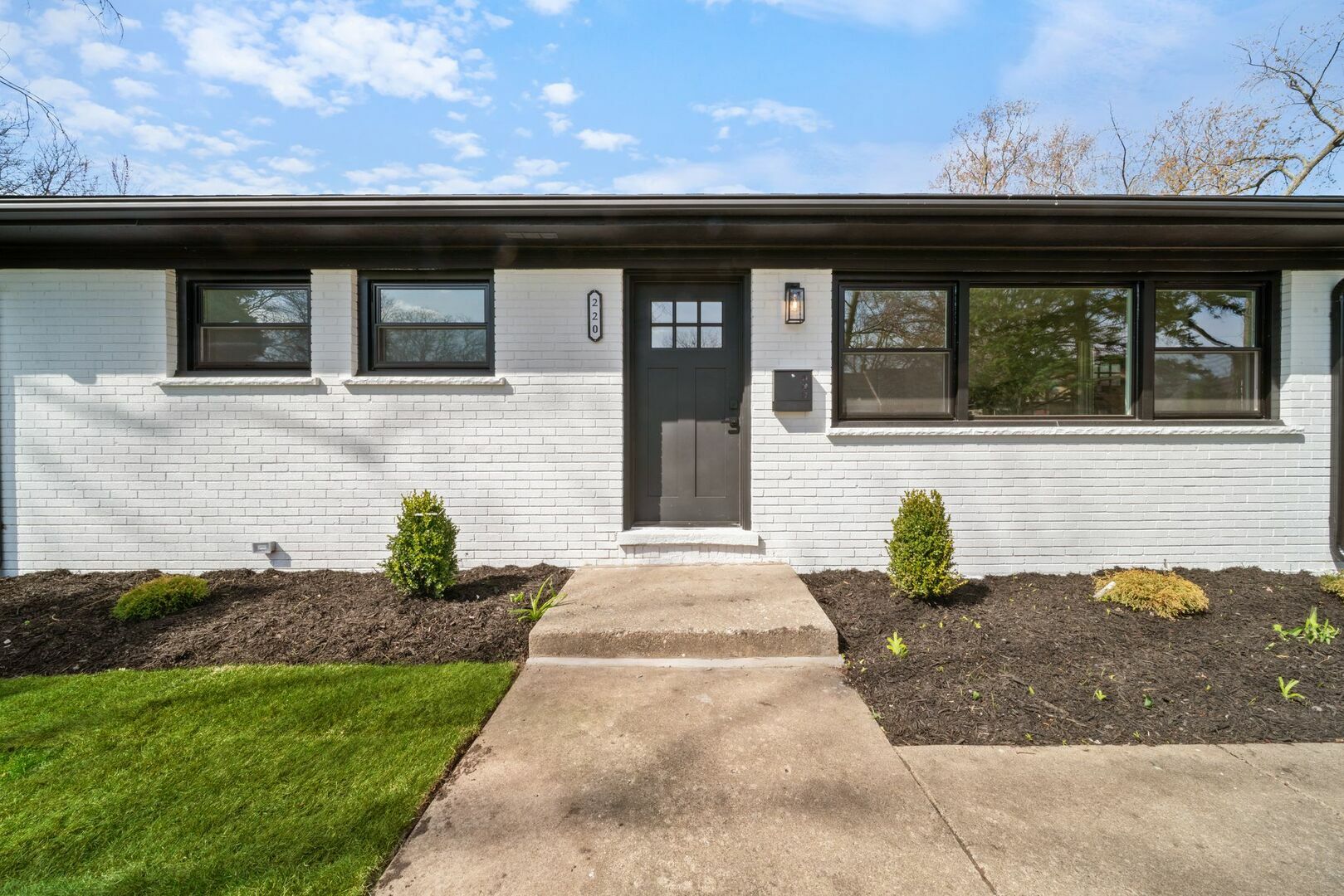 Property Photo:  220 E Washington Street  IL 60016 