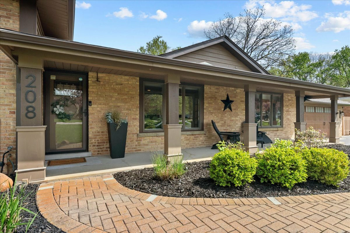 Property Photo: 208 North Parkway IL 60070