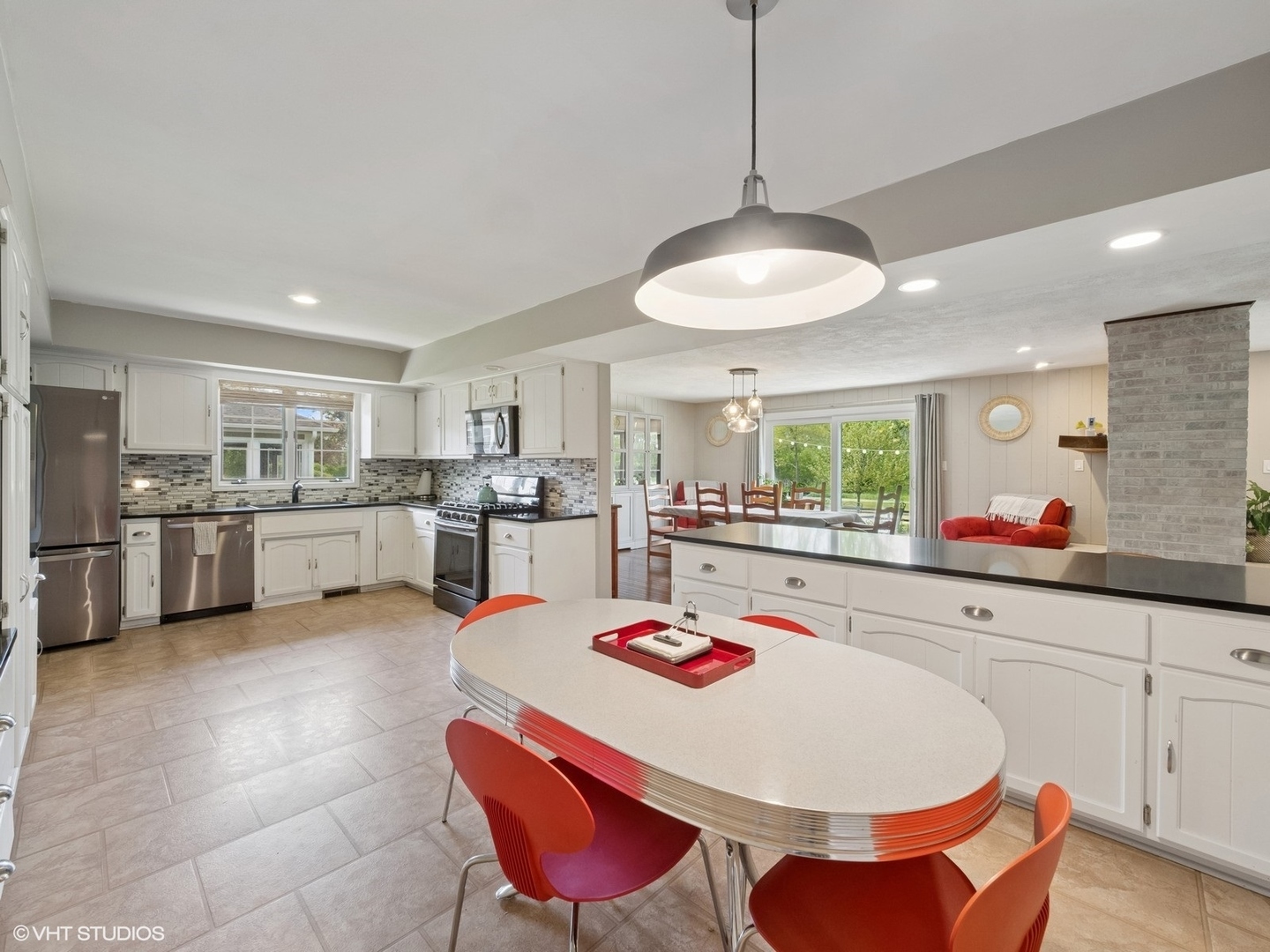 Property Photo: 720 Ruskin Drive IL 60007