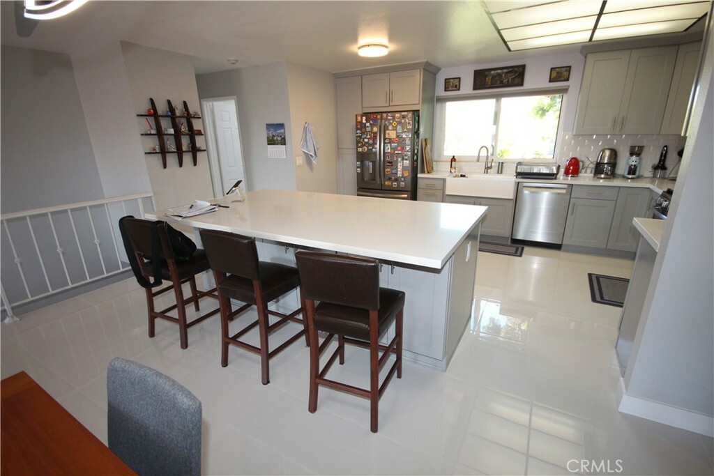 Property Photo:  220 S Guadalupe Avenue 5  CA 90277 