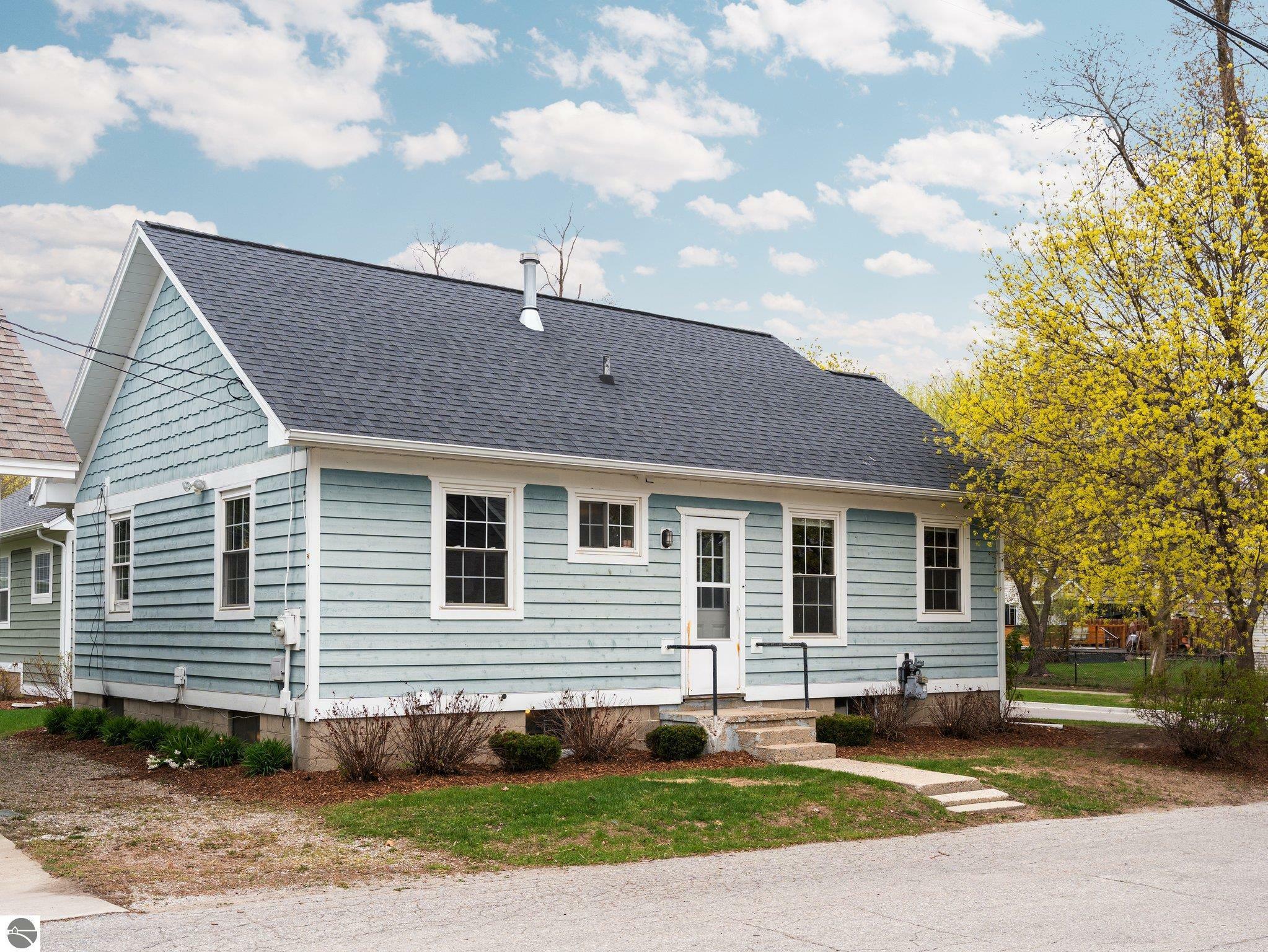 Property Photo:  1011 Jefferson Avenue  MI 49684-2103 