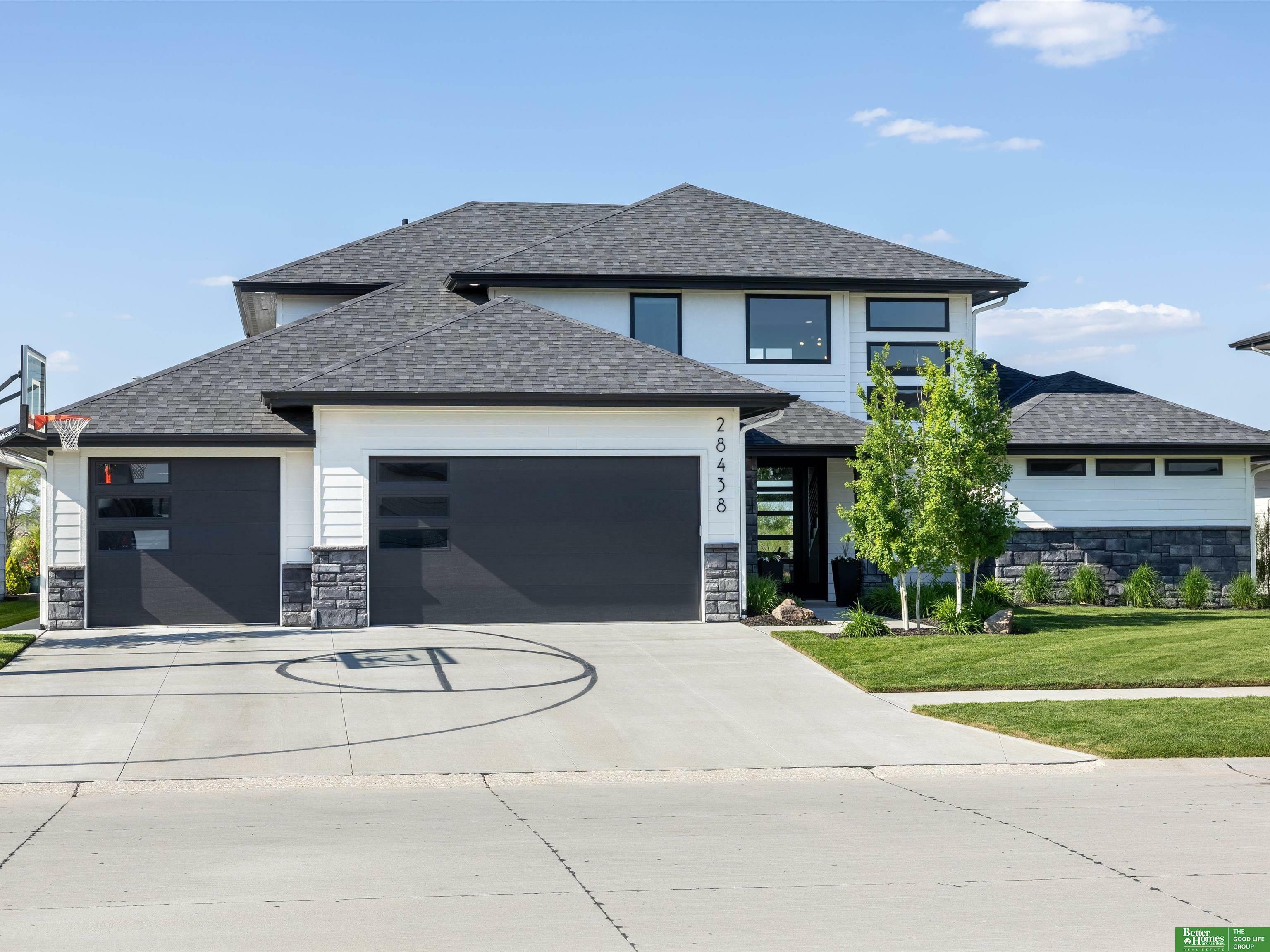 Property Photo: 28438 Laurel Circle NE 68064