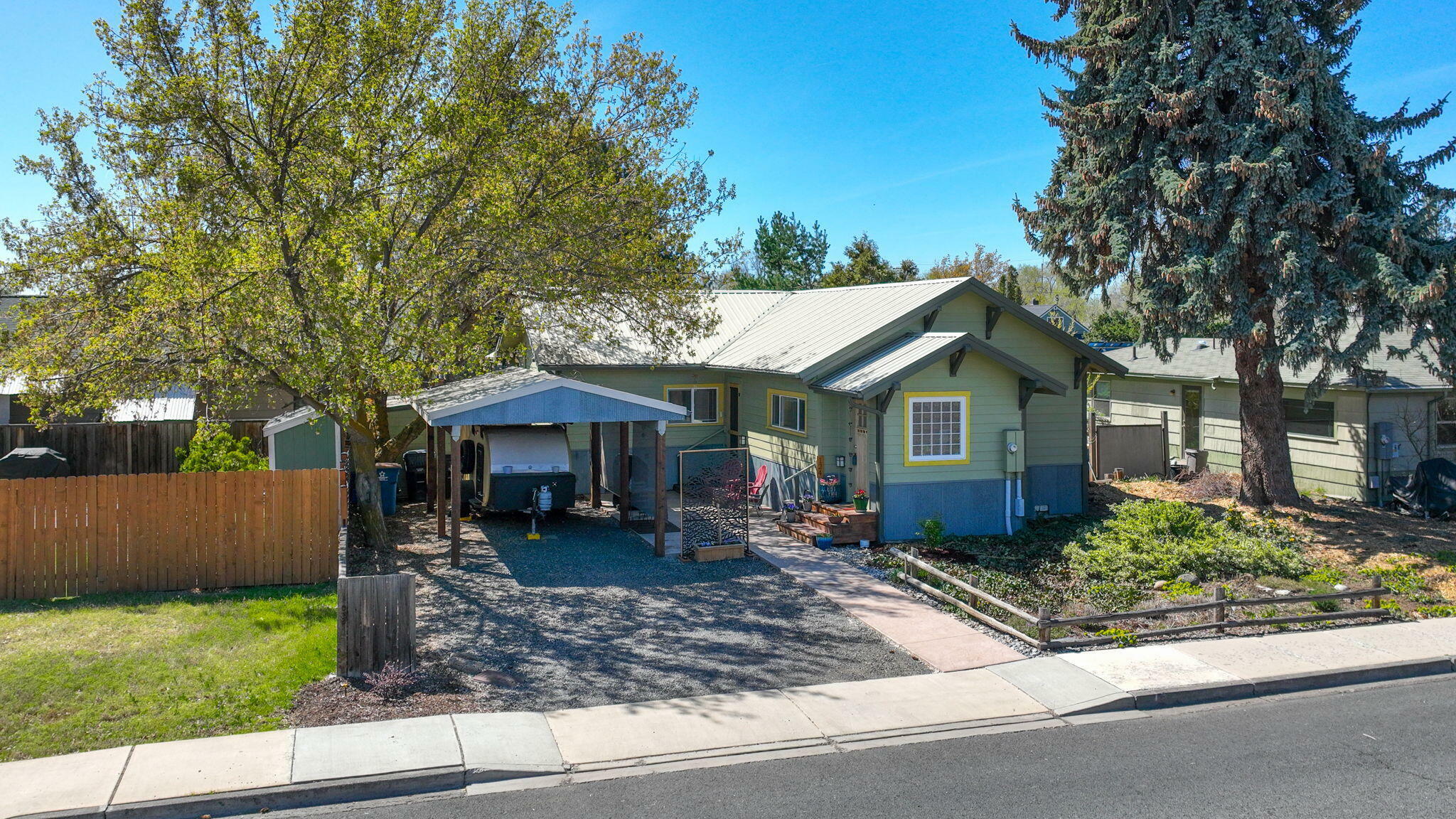 Property Photo: 124 NW Dogwood Avenue OR 97756