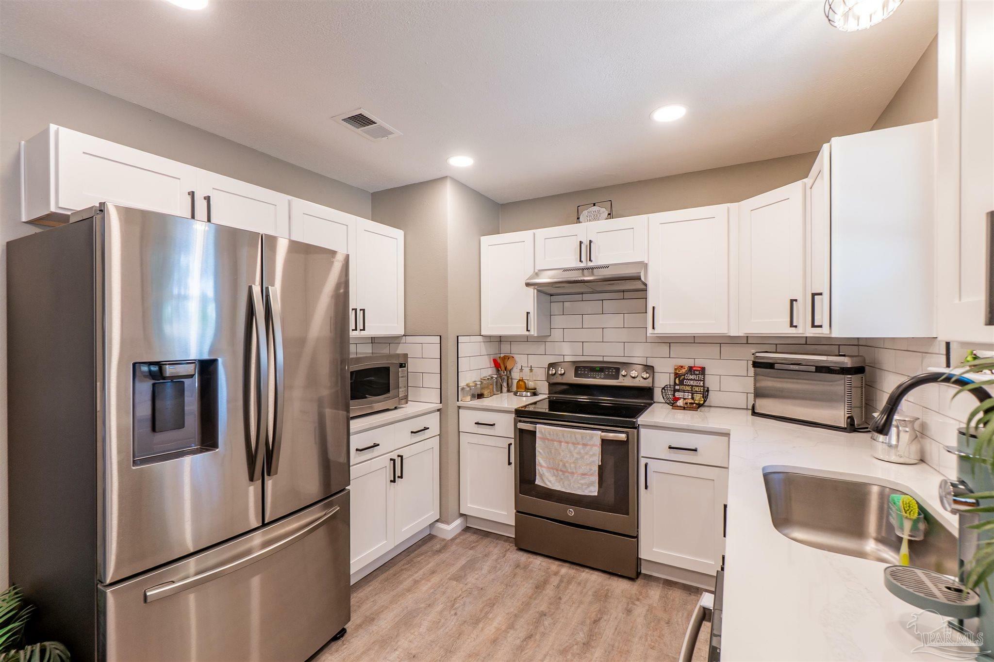Property Photo: 5518 Cyanamid Rd FL 32583