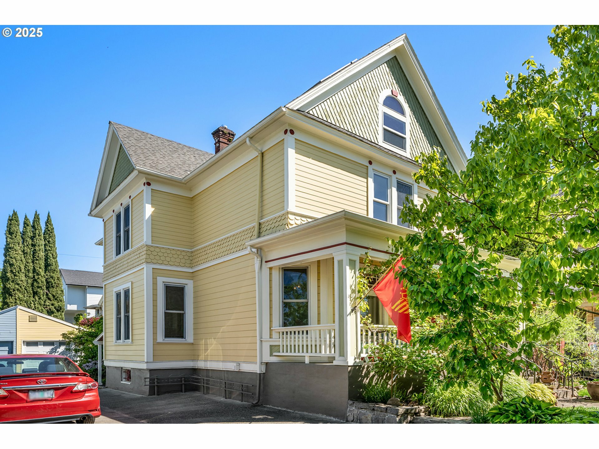 Property Photo: 123 NE Graham St OR 97212