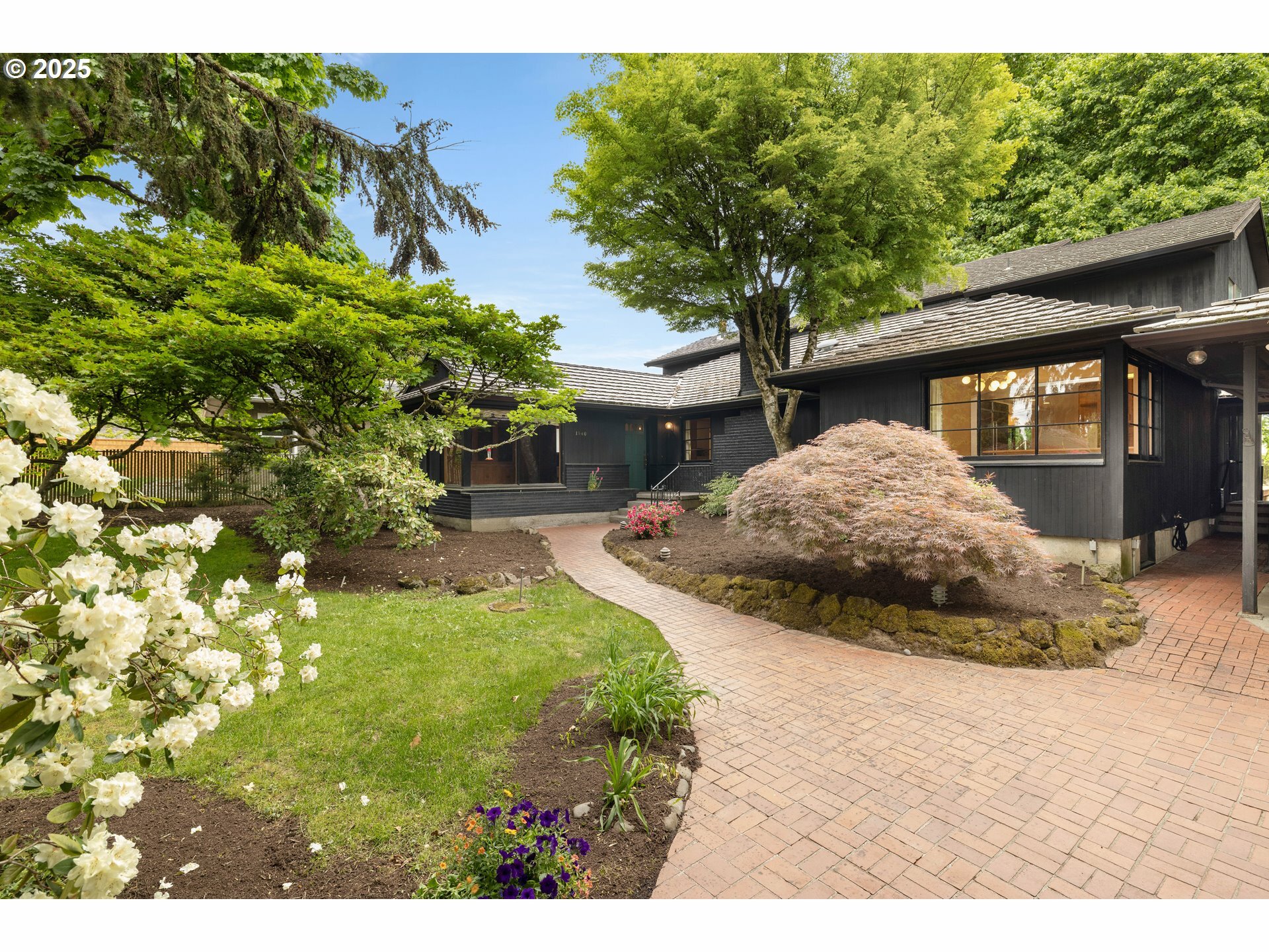 Property Photo: 1940 SW 71st Ave OR 97225