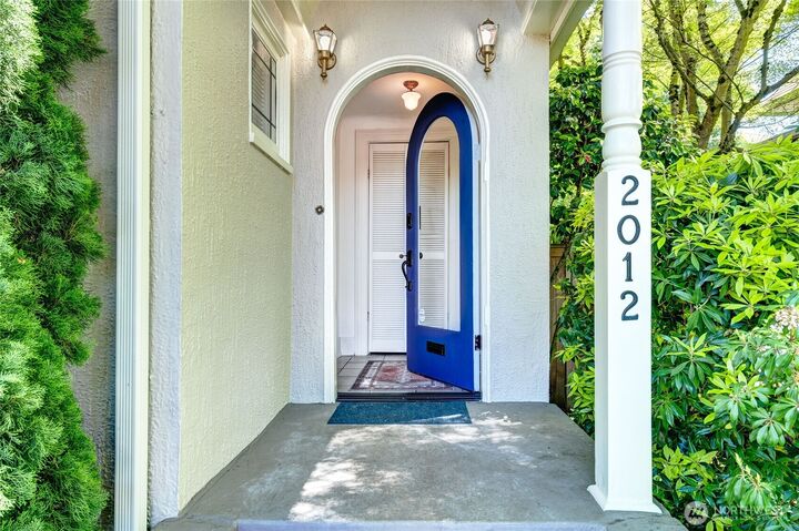 Property Photo:  2012  10th Avenue E  WA 98102 