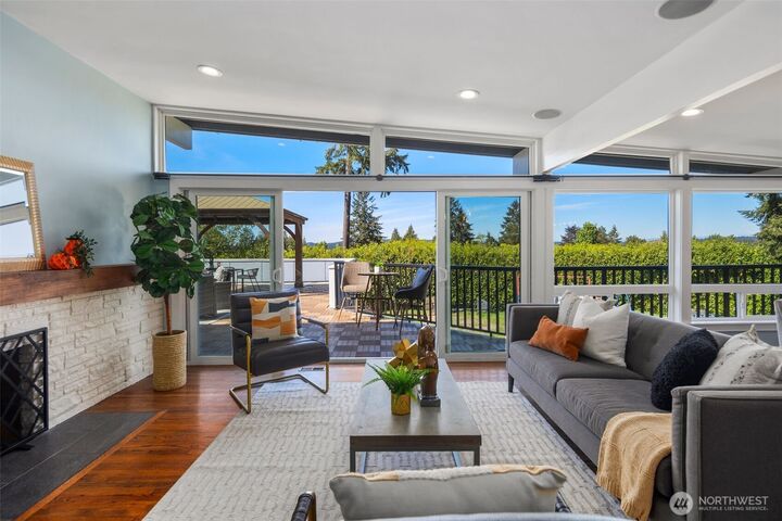 Property Photo:  12512 SE 17th Street  WA 98005 