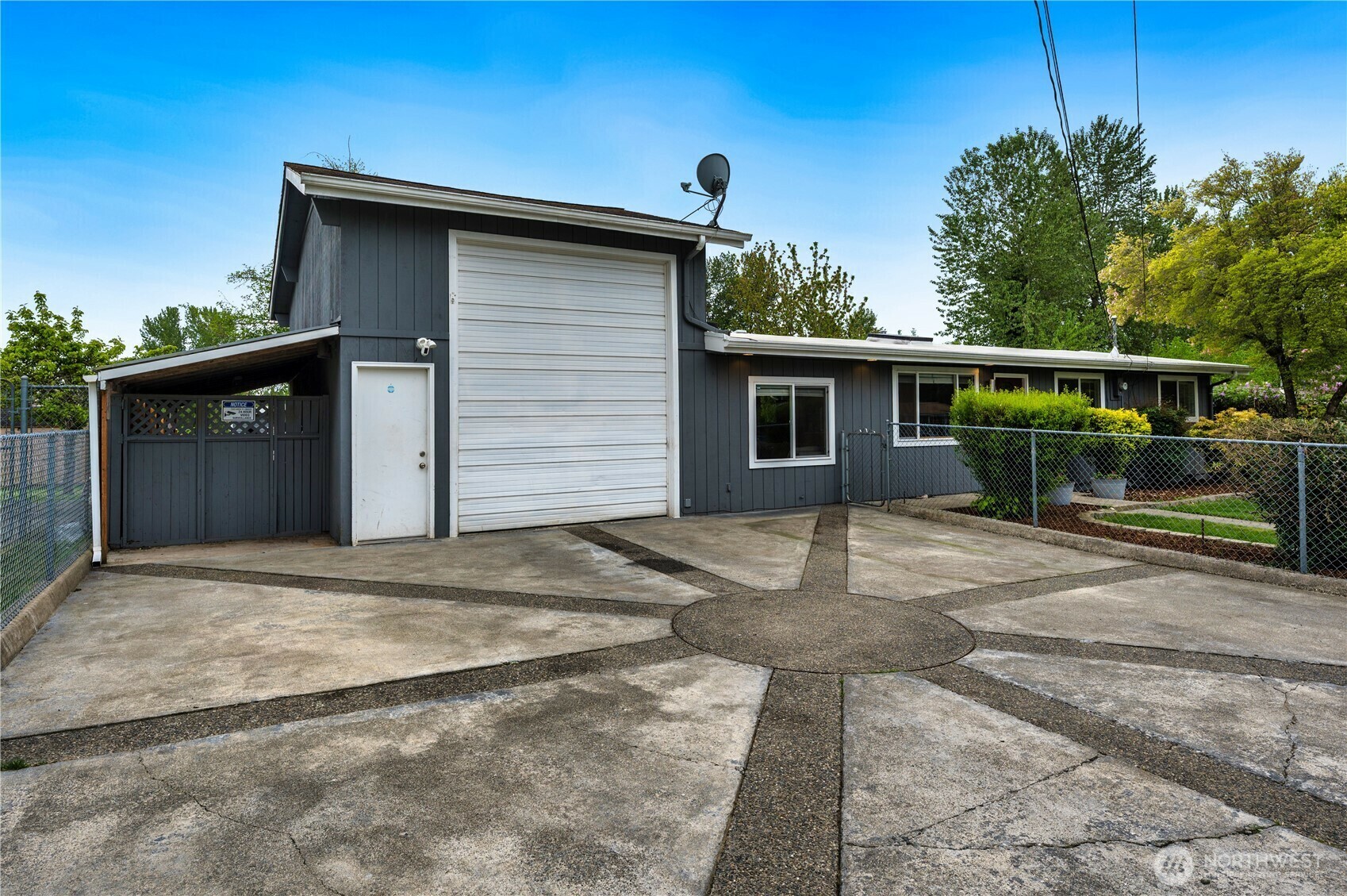 Property Photo: 11827 SE 276th Street WA 98030