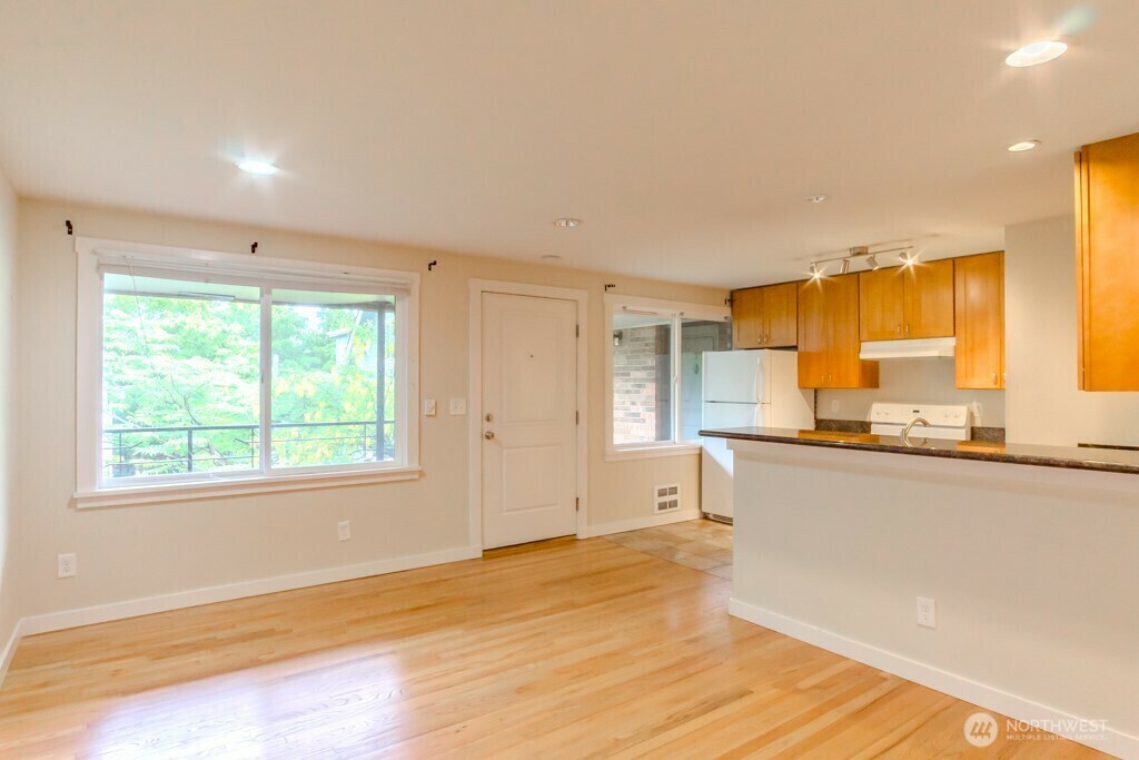 Property Photo: 2211 Franklin Avenue E 6 WA 98102