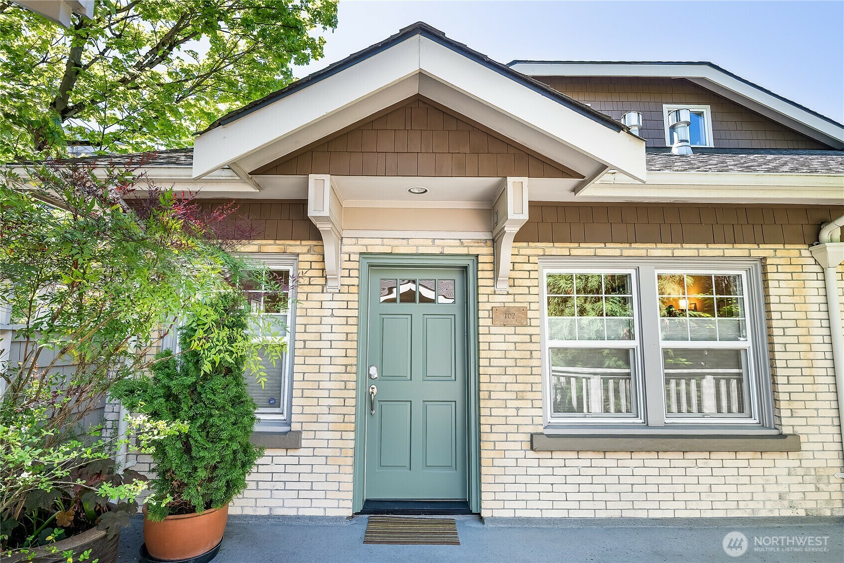 Property Photo: 2225 Eastlake Avenue E 102 WA 98102
