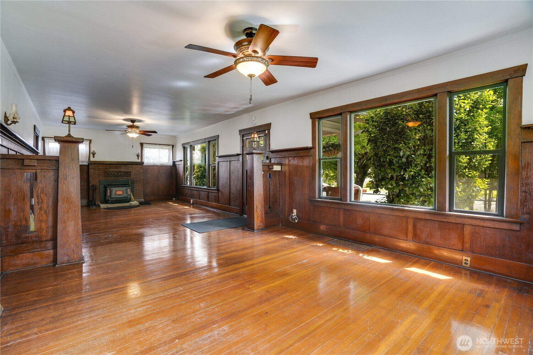 Property Photo: 1027 E Main Street WA 98002