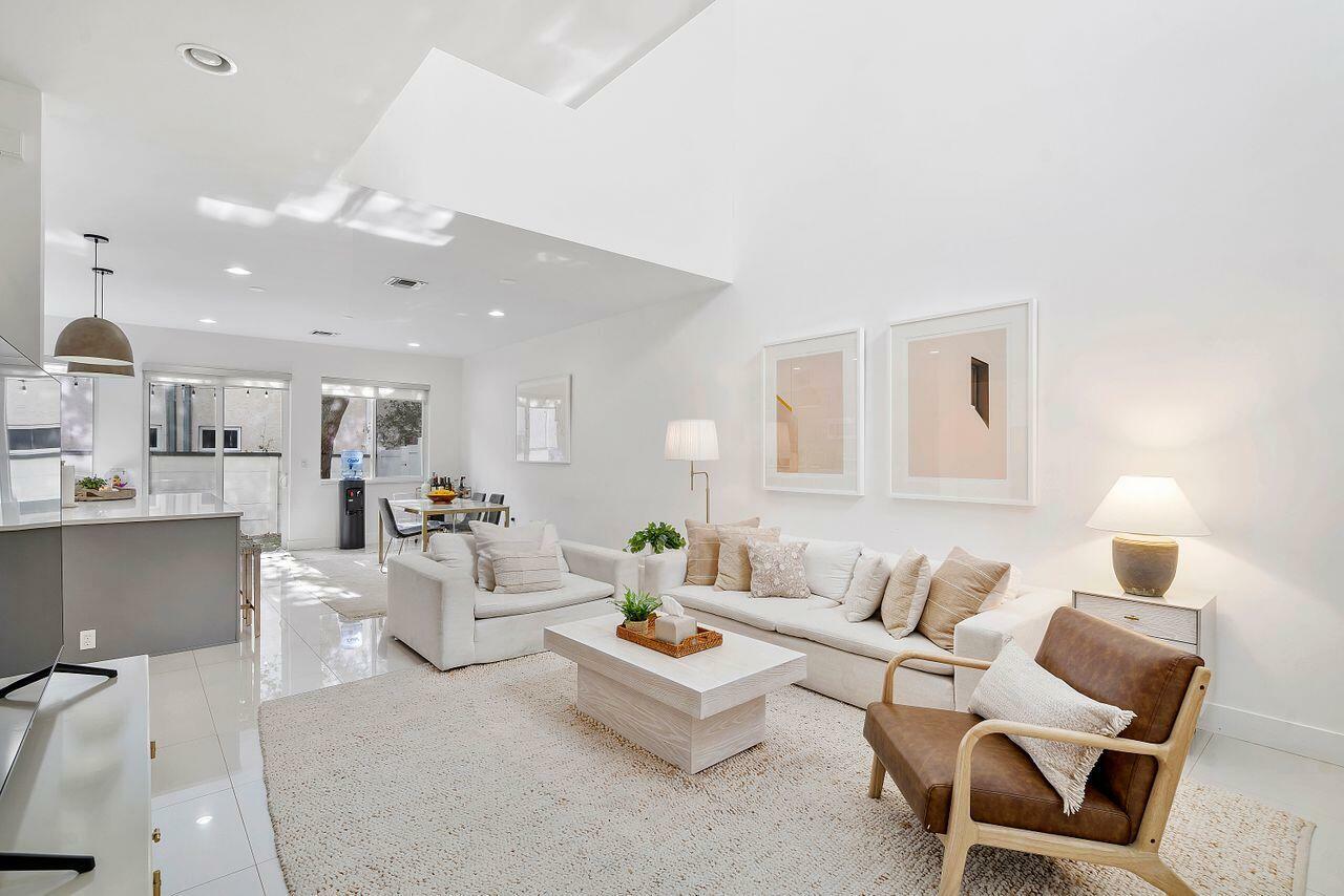 Property Photo: 160 SE 7th Way FL 33060