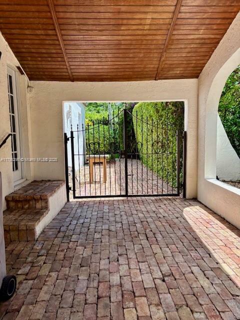 Property Photo: 410 Navarre Ave FL 33134