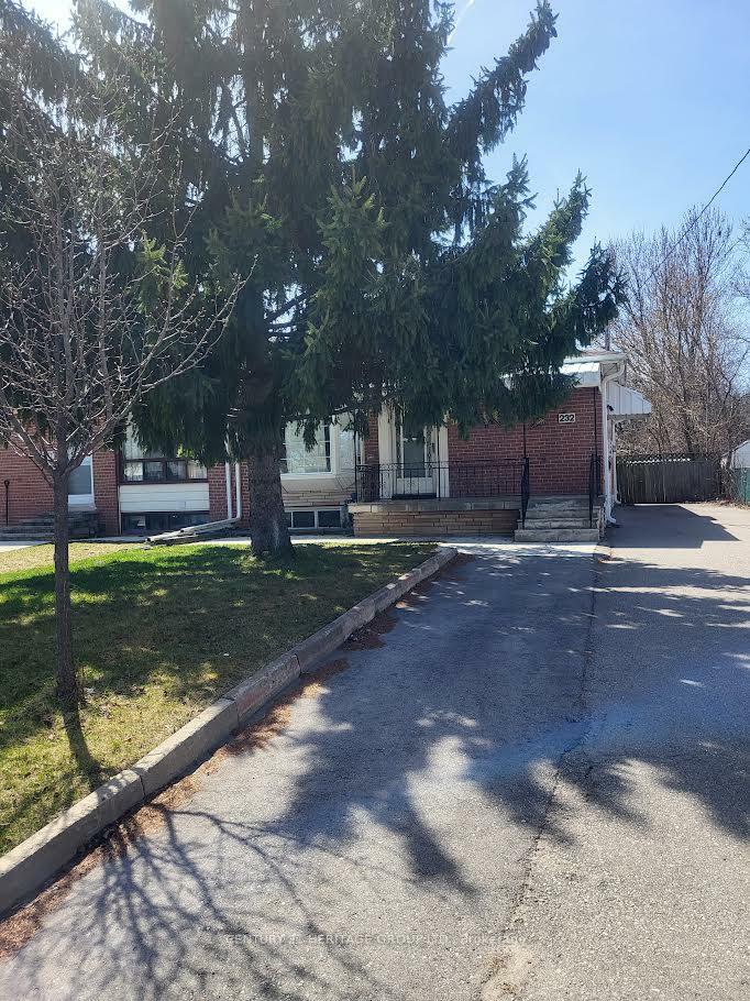 Photo de la propriété: 232 Blue Grass Boulevard ON L4C 3H2