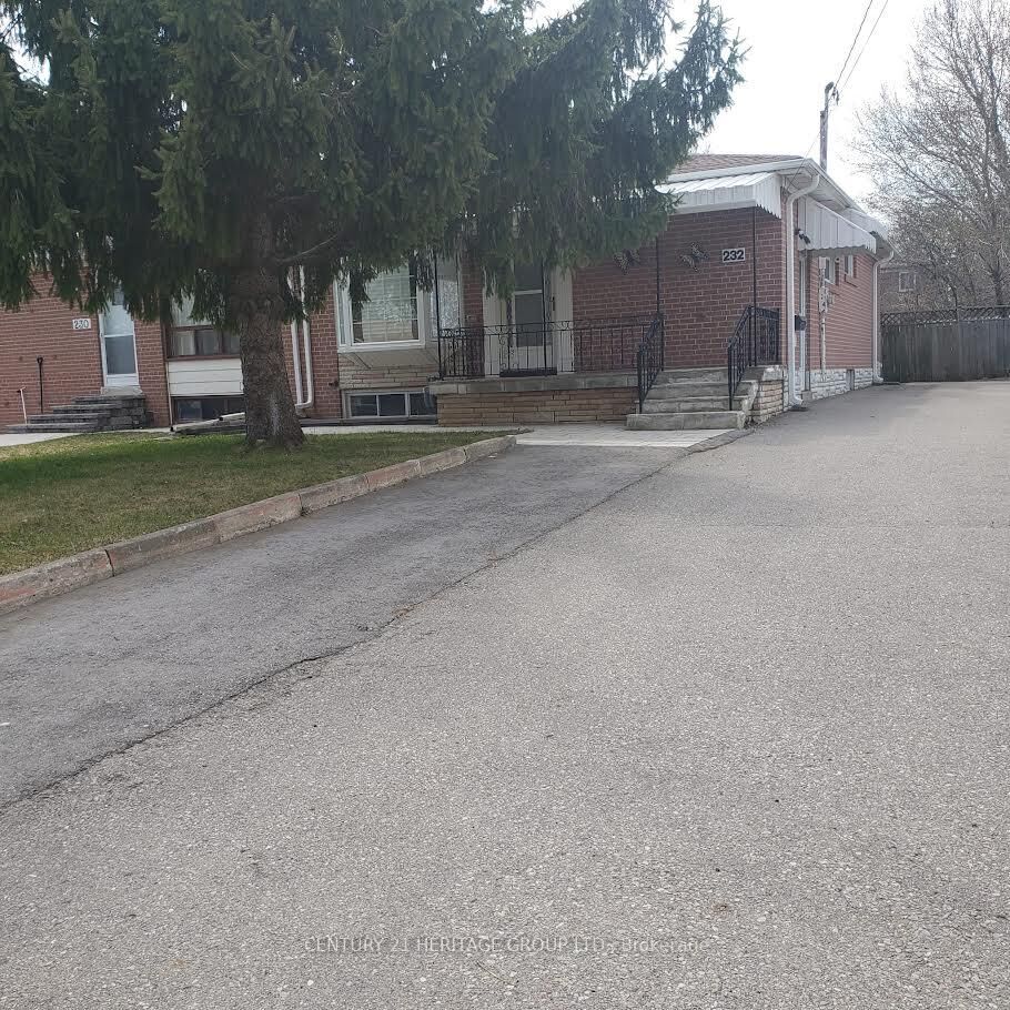 Property Photo: 232 Blue Grass Boulevard ON L4C 3H2