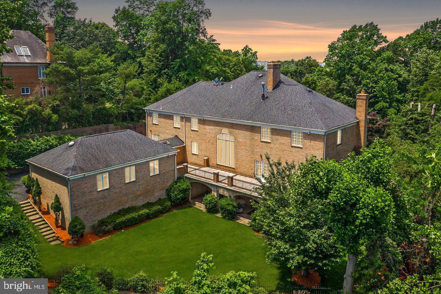 Property Photo: 609 Rivercrest Drive VA 22101