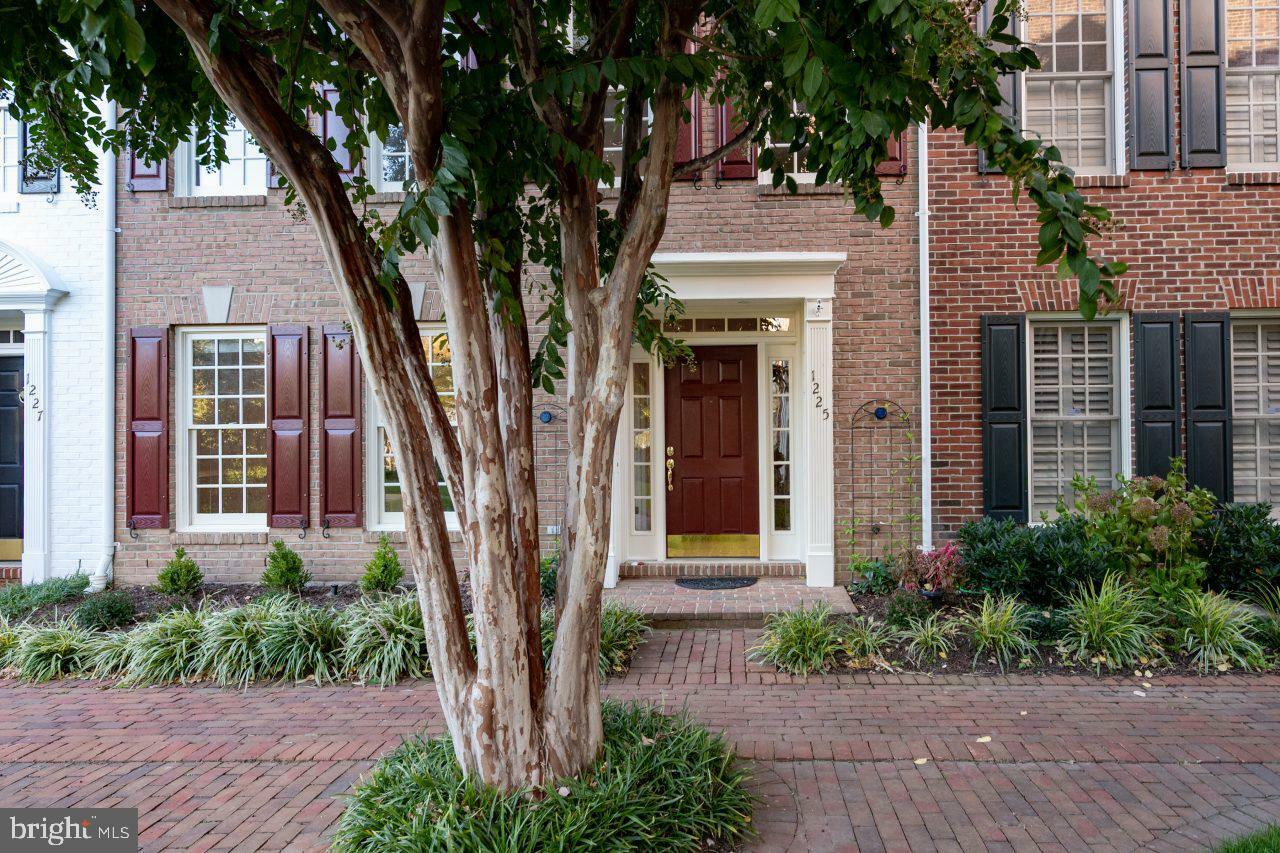 Property Photo: 1225 Roundhouse Lane VA 22314