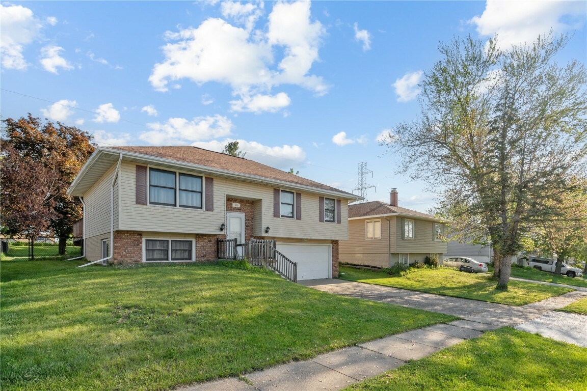 Property Photo: 804 Arrowhead Lane NE IA 52402