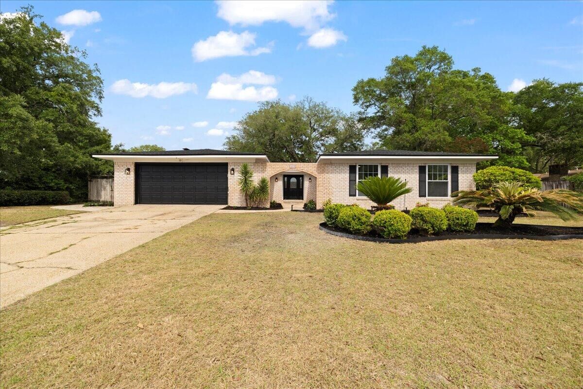 Property Photo: 403 Cheyenne Circle FL 32547