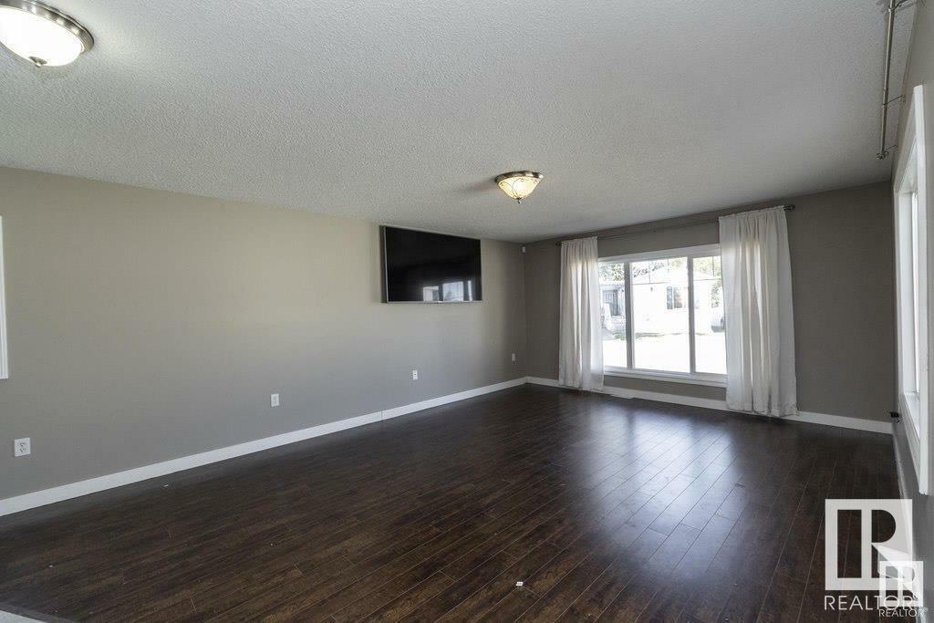 Property Photo: 33 West View Boulevard NW AB T5S 1T5