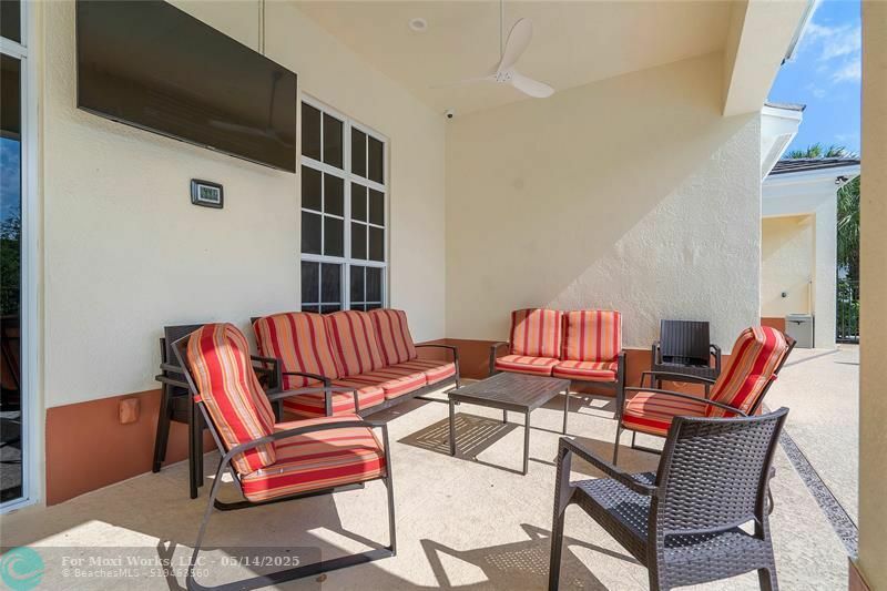 Property Photo: 241 SW 6th FL 33060